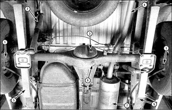 1. Барабан тормоза; 2. Амортизатор; 3. Пробка заправочного отверстия заднего редуктора; 4.…