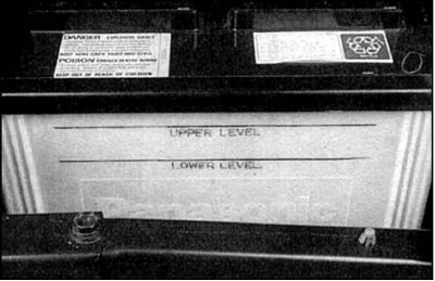 Уровень должен быть между отметками на корпусе батареи. В противном случае следует проверить цепь…