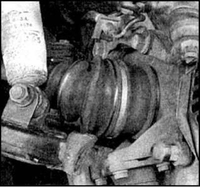 2. Проверьте наличие на чехлах трещин и ослабление хомутов. При обнаружении дефектов чехлы замените…