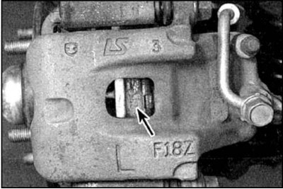 1. Колодки можно проверить через окно в суппорте (указано стрелкой).