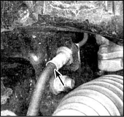 6. Проверьте подтекание жидкости из шланга в указанном месте (стрелка) и трубок гидропривода…