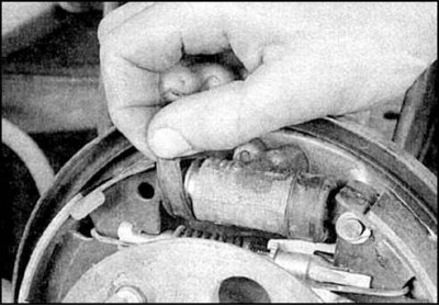4. Проверьте подтекание жидкости из колесного цилиндра, отогнув пылезащитный чехол. При обнаружении…