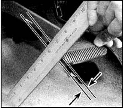 1. Нажмите на педаль пальцем и измерьте расстояние до ощущения слабого сопротивления перемещению.