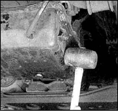 3. Осторожно снимите поддон картера трансмиссии и слейте остатки жидкости. Для снятия поддона…