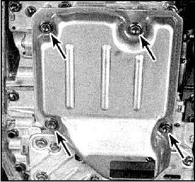 4. Отверните болты и снимите фильтр с блока клапанов трансмиссии (болты фильтра трансмиссии указаны…