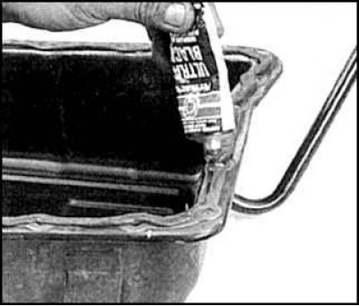 7. Нанесите на разъемную плоскость поддона валик герметика RTV, обводя отверстия изнутри.