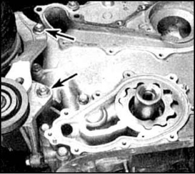 7. Отрвернув болты (указаны стрелками), снимите компрессор кондиционера и отведите в сторону, не…