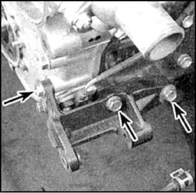 8. Снимите генератор, ролик натяжителя и кронштейн (болты нижнего кронштейна указаны стрелками).