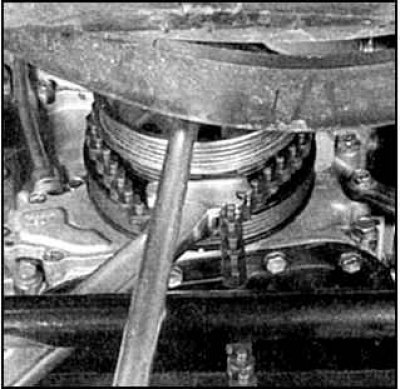 14. Зафиксируйте шкив коленвала, чтобы отвернуть болт.