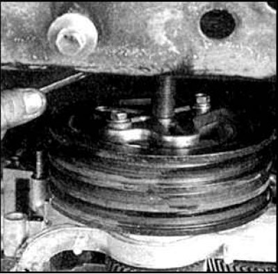 15. Отверните болт и снимите шкив коленвала.