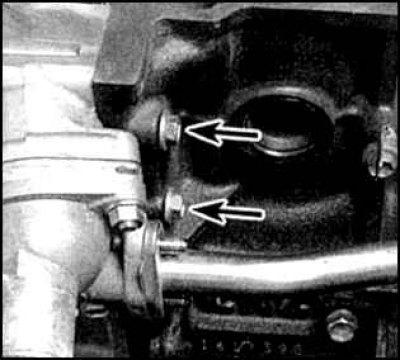 16. Отверните болты (стрелки) и гайки крышки цепи.