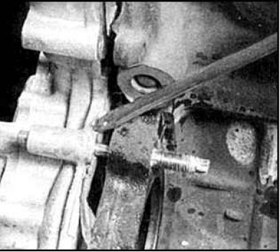 17. Осторожно снимите крышку.