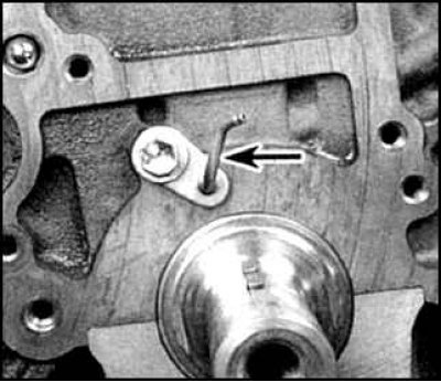 1. Очистите переднюю часть двигателя, цепь и крышку, установите форсунку. Форсунка должна быть…