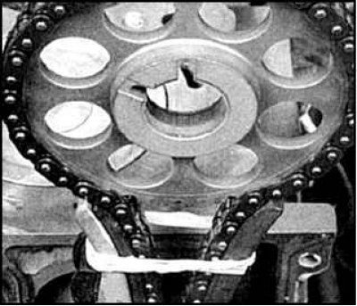 2. Наденьте цепь на звездочку распредвала, совместив звенья с отличительными метками на ведущей и…