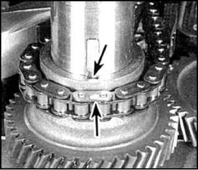 3. Совместите звено с отличительной меткой (указано стрелкой) с пазом под шпонку коленвала (указан…