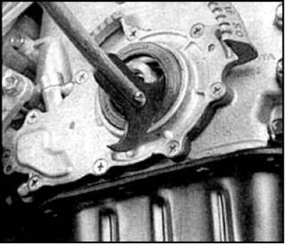 2. Определите глубину запрессовки сальника, затем осторожно достаньте сальник из корпуса масляного…