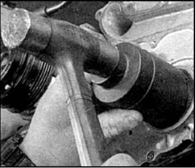 4. Осторожно без перекосов запрессуйте новый сальник на место с помощью оправки с диаметром немного…