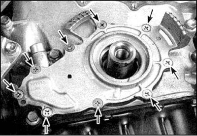 4. Отверните 9 винтов (указны стрелками) и снимите корпус масляного насоса.