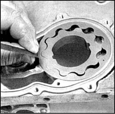 3. Проверьте щупом зазор между ведомым ротором и корпусом.