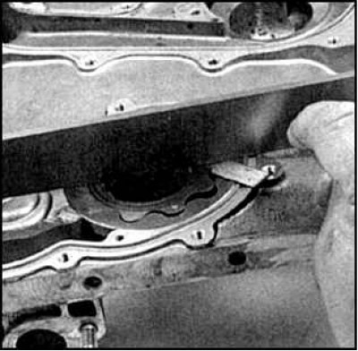 4. Проверьте щупом торцовый зазор ротора между ротором и крышкой.