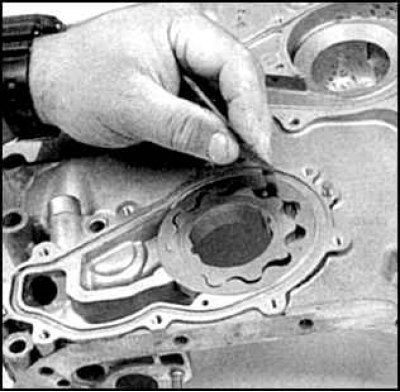 5. Проверьте щупом зазор в зацеплении ведущего и ведомого роторов.