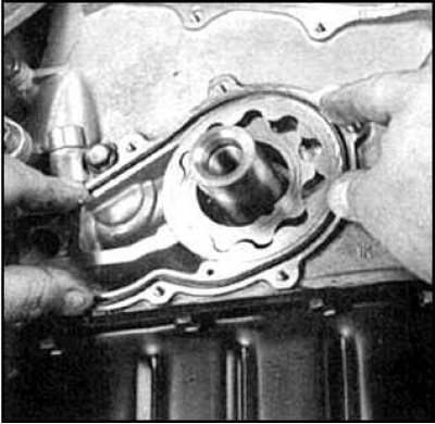 2. Заложите в полости насоса технический вазелин, уложите прокладку, поставьте крышку и затяните…