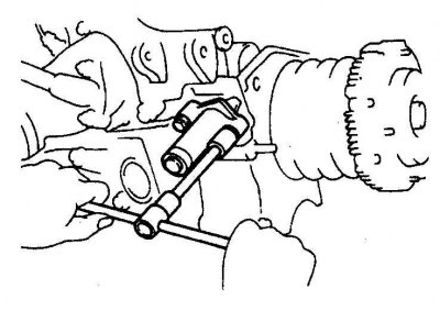 16. Снимите натяжитель и чехол (слева – натяжитель зубчатого ремня на двигателе 3,0 л, справа –…