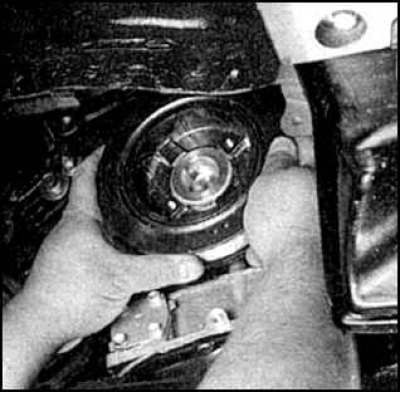 23. Снимите шкив от руки или с помощью двух отверток, действуя как рычагами.