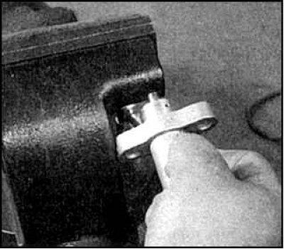 3. Проверьте ход плунжера, уперев его в неподвижную поверхность. Если плунжер смещается, то…