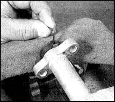 17. Сожмите в тисках натяжитель и утопите плунжер. Зафиксируйте плунжер, вставив в поперечные…