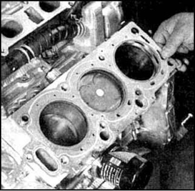 6. Положите на блок цилиндров новые прокладки, ориентируя их по штифтам.