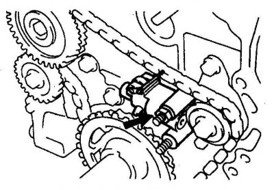 5. Отверните гайку (указана стрелкой) и снимите натяжитель цепи.
