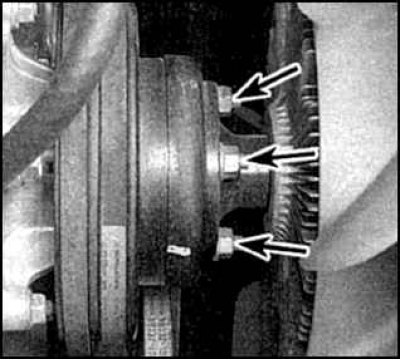 4. Отверните гайки (указаны стрелками).