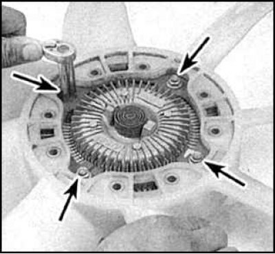 6. Отверните гайки (стрелки) и снимите крыльчатку со ступицы гидромуфты.
