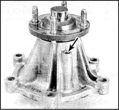 2. В насосе предусмотрено контрольное отверстие для стока жидкости (показано стрелкой). При выходе…