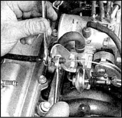 2. Отпустите контргайки наконечника троса на корпусе заслонки.