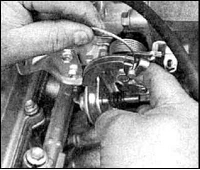 3. Поверните рычаг дроссельной заслонки и достаньте трос, пропустив его сквозь паз в рычаге.