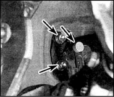 4. Отсоедините трос от педали (указаны стрелками). Отверните два болта крепления кронштейна…