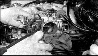 6. Снимите с корпуса заслонки воздуховод и проверьте наличие смолистых отложений и нагара.