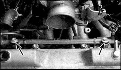 8. Отверните болты распределителя топлива.