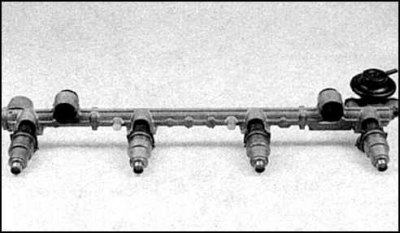 10. Достаньте из распределителя форсунки.