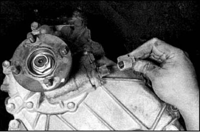 7. Отсоедините от коробки шланги и все разъемы проводки. Отведите провода в сторону.