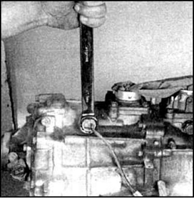 14. Если коробка будет меняться, то снимите переключатель контрольной лампы переднего моста,…