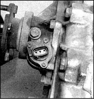 14. Если коробка будет меняться, то снимите переключатель контрольной лампы переднего моста,…