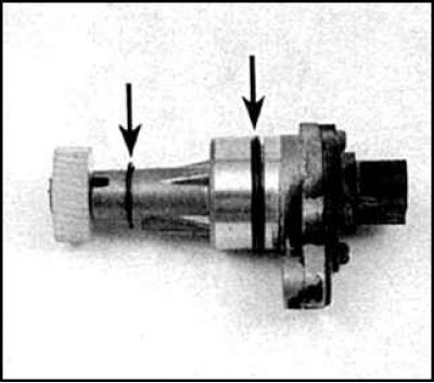 15. Проверьте состояние резиновых колец (стрелки) датчика скорости, при необходимости замените.