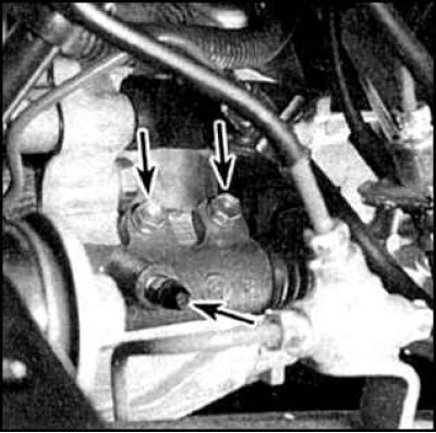 4. Отверните болты (указаны стрелками) и снимите цилиндр.