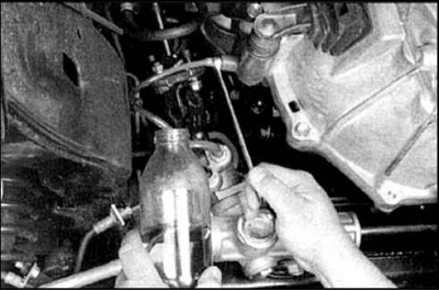 4. Снимите колпачок, оденьте на штуцер цилиндра шланг. Опустите другой конец шланг в емкость…