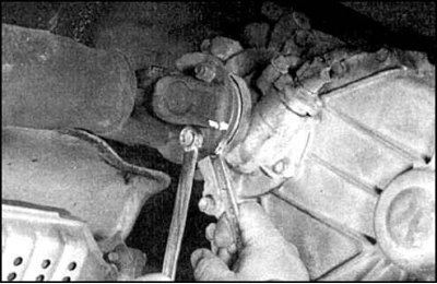 4. Отсоедините карданный вал от заднего фланца. Достаньте вал из трансмиссии или раздаточной…