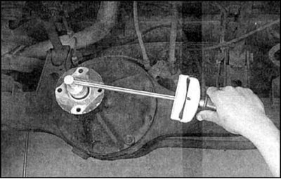 3. Проверьте момент сопротивления проворачивания колеса, вращая гайку редуктора динамометрическим…