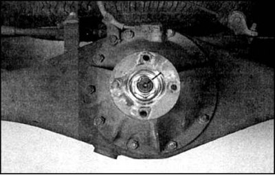 4. Обозначьте положение гайки, ведущей шестерни и фланца.